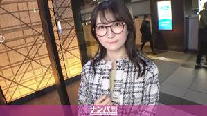 200GANA-3242 真是随和的初次拍摄。2191 我用草莓当诱饵,钓到了一个皮肤白皙、认真的素人,戴眼镜还挺好看的!和外表相反